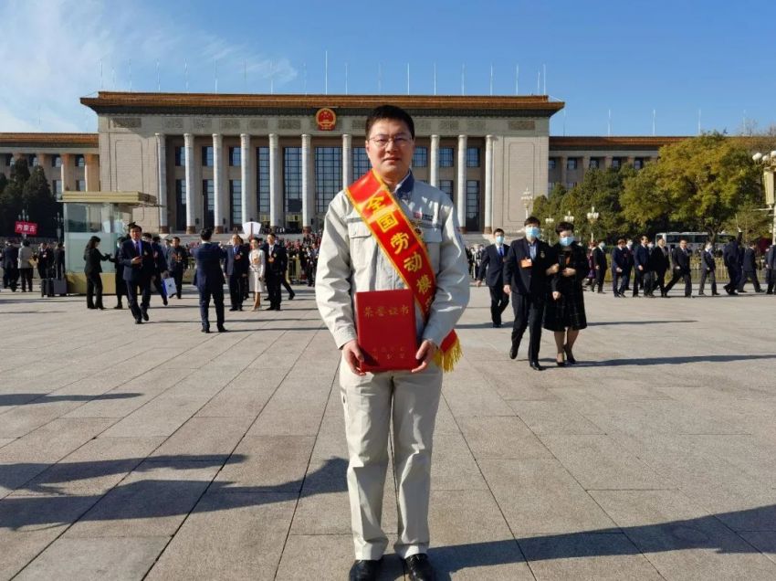 全国劳模刘云清在人民大会堂接受表彰.jpg