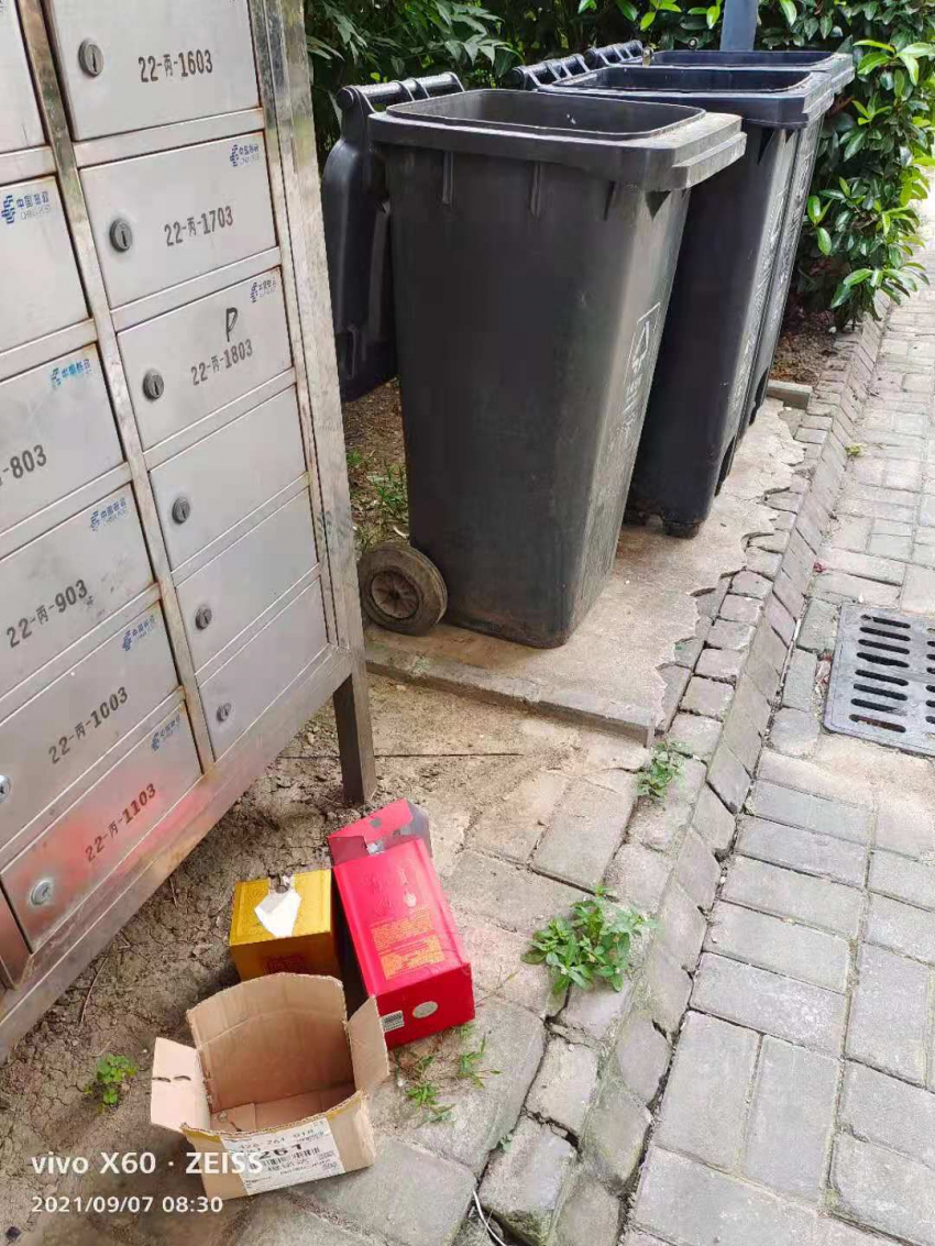 垃圾箱旁的可回收废物.jpg