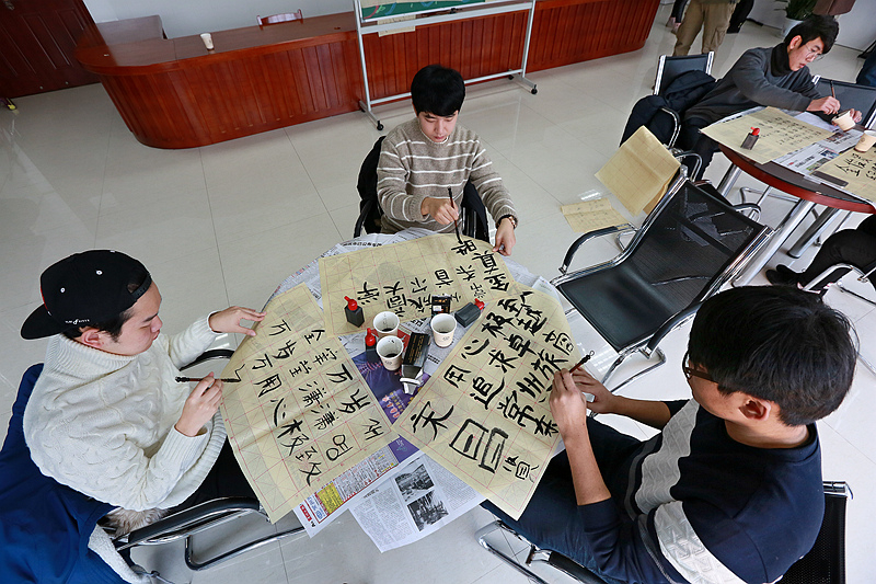 2N3A2055注：研修学习的韩国东首尔大学5名学生在练习中国书法h.jpg