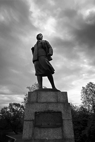 IMG_7112圣彼得堡市柴可夫斯基公园里的苏联女英雄卓娅雕像H好.jpg