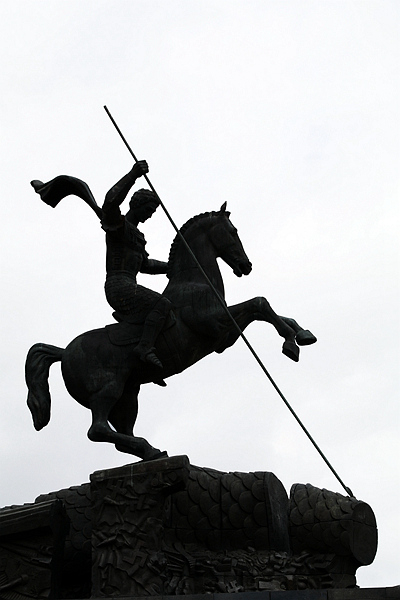 IMG_5434莫斯科胜利广场上的胜利女神纪念碑。纪念碑的下方，是俄罗斯神奇勇士格奥尔基手持长矛英勇刺杀毒蛇的雕像。.JPG