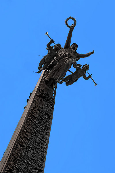 IMG_5447 莫斯科胜利广场上的胜利女神纪念碑。纪念碑上方刻有在此次战争中被战火波及的莫斯科等12个英雄城市，上面的浮雕再现出那些让人缅怀的英雄人物和难忘的战役。 胜利女神纪念碑高达141.8米，纪念碑顶部是胜利女神高举月桂花环，在一男一女两位吹着胜利号角的天使陪伴下，带着胜利的消息迎向人们。碑体的高度象vb征着卫国战争经历的1418个不眠日夜，三棱形碑身仿佛一把铜利剑，直指长空。好.jpg