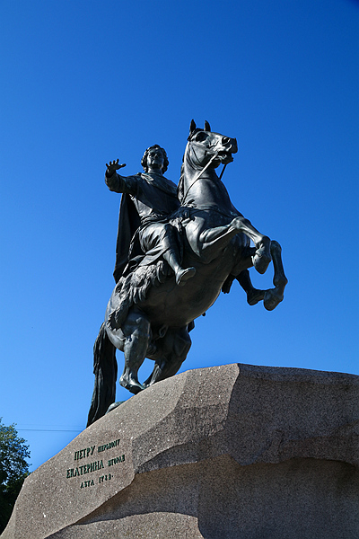 IMG_5759彼得大帝青铜骑士像。身高2米的彼得大帝(1672─1725)被认为是俄罗斯最杰出的皇帝。在位期间对俄国推行的政治、经济和军事等改革，他制定的西方化政策是使俄罗斯变成一个强国的主要因素。H.jpg