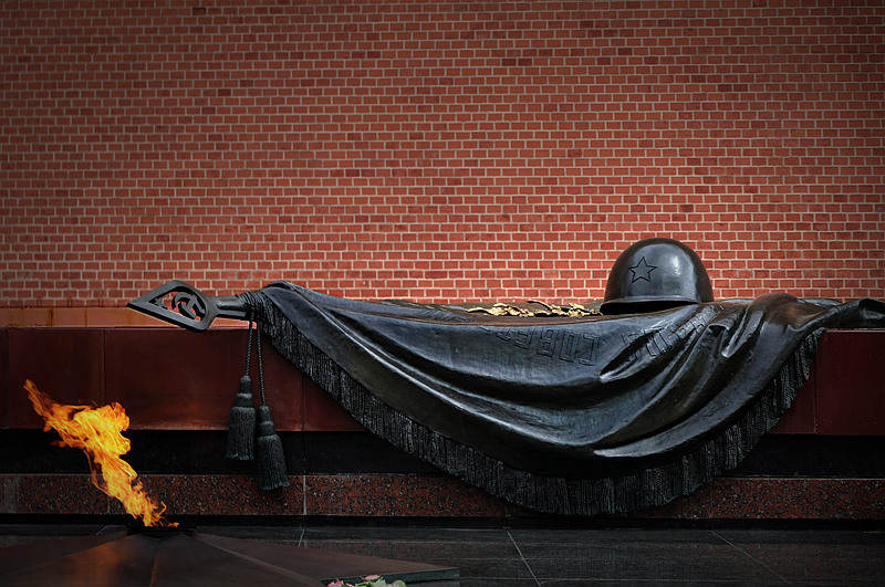 IMG_5587-著名的红场无名烈士墓旗帜钢盔雕塑1h好.jpg