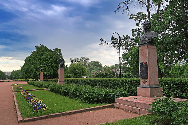 IMG_7127圣彼得堡市柴可夫斯基公园里的二战列宁格勒战役英雄雕塑h好.jpg