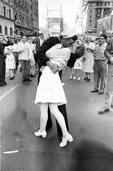 1945年8月14日（北京时间8月15日），日本宣布无条件投降，纽约民众纷纷走上街头庆祝胜利。一位水兵在时代广场的欢庆活动中亲吻了身旁的沙恩，这一瞬间被《生活》杂志的摄影师阿尔弗雷德·艾森施泰特抓拍下来，成为传世的经典历史画面。1.jpg