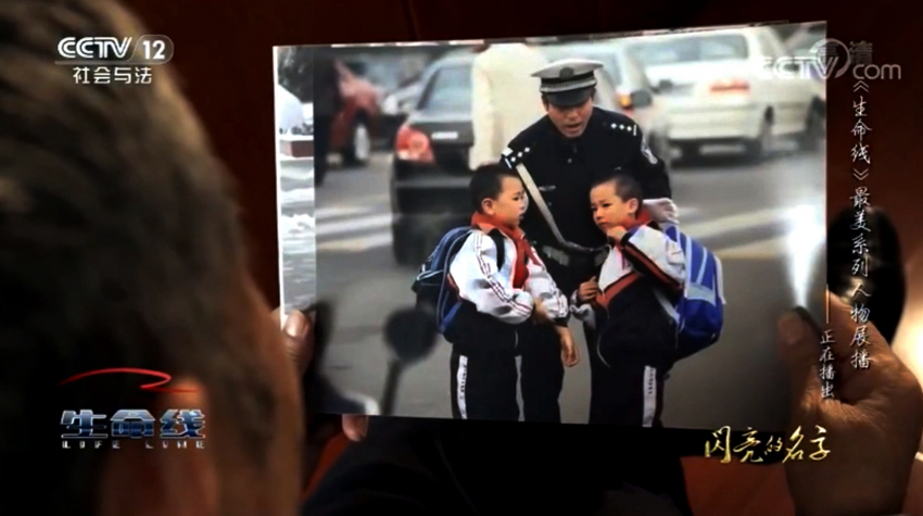 6.2014年3月5日：《呵护》记录－对双宝在陆旭东的呵护下获得了全国首届学雷锋摄影作品大展记录类优秀奖.jpg
