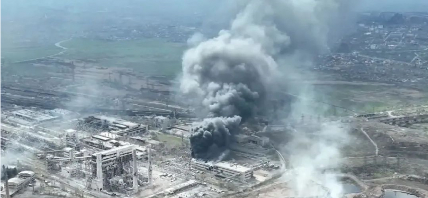 2——图为爆炸后的巨大灰色烟雾笼罩了整个马里乌波尔钢铁厂.png