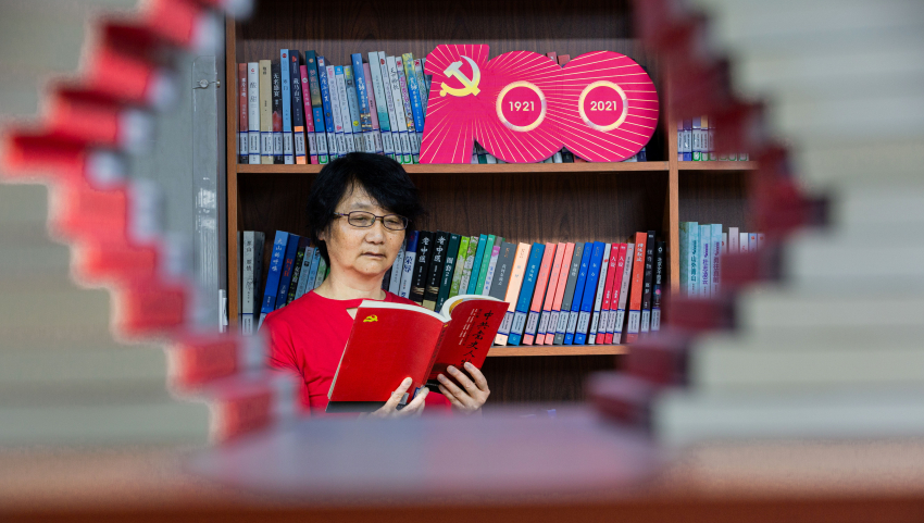 朱亚芳+《不忘初心》+正值中国共产党建党100周年之际，在雕庄街道图书馆的图书空隙中看见有人正在认真阅读中共党史人物书籍。_.jpg
