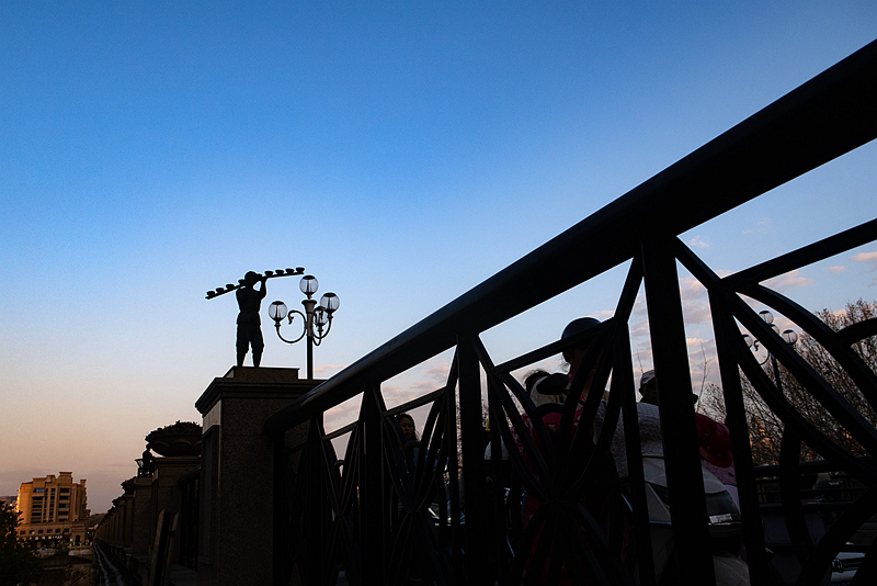 IMG_3121《》（2023.3.15摄于江西景德镇。图为珠山大桥护栏上的72道制瓷工序青铜组雕之一）注：2015年8月制成。下同h.jpg