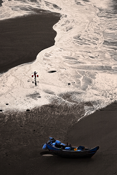 IMG_8945《赶海》（2012.8.21摄于福建霞浦沙塘里。图为一渔民趁着大海退潮之际赶海。）h.jpg