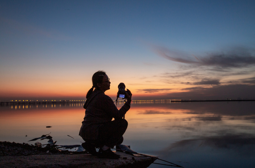 摄影人+朱亚芳+西太湖的黄昏夕阳西下，晚霞之美留住了摄影人的脚步。.jpg
