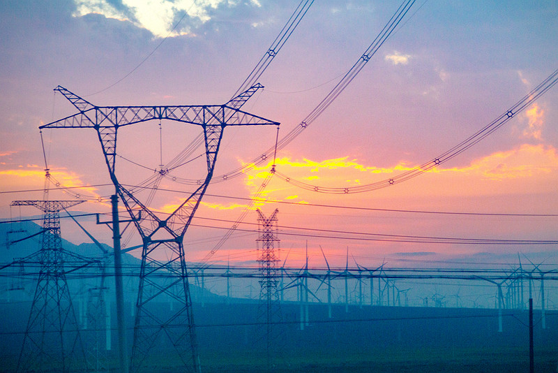 2N3A5045《达板城的风电网》（2023.9.9摄于由吐鲁番火焰山至昌吉的车途中。图为达板城风力发电站。隔窗拍摄)H.jpg