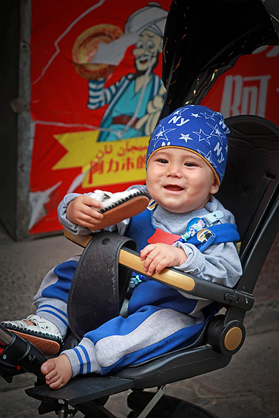 IMG_8725《维族宝宝》（2023.9.4摄于乌鲁木齐市。）h.jpg