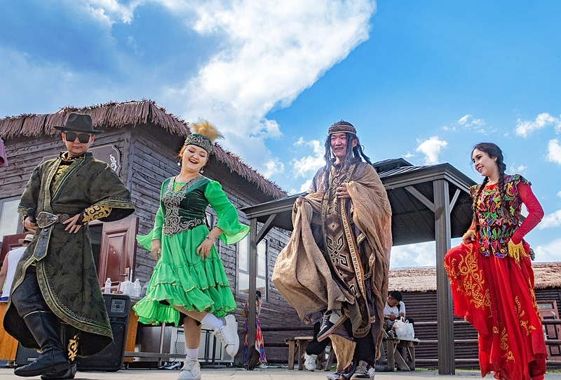 IMG_9207《欢快新疆舞》（2023.9.11摄于那拉提草原景区。哈萨克族）h.jpg