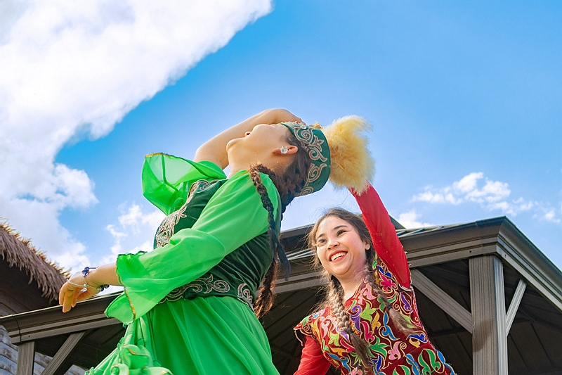 IMG_9200《欢快新疆舞》（2023.9.11摄于那拉提草原景区。哈萨克族）h.jpg