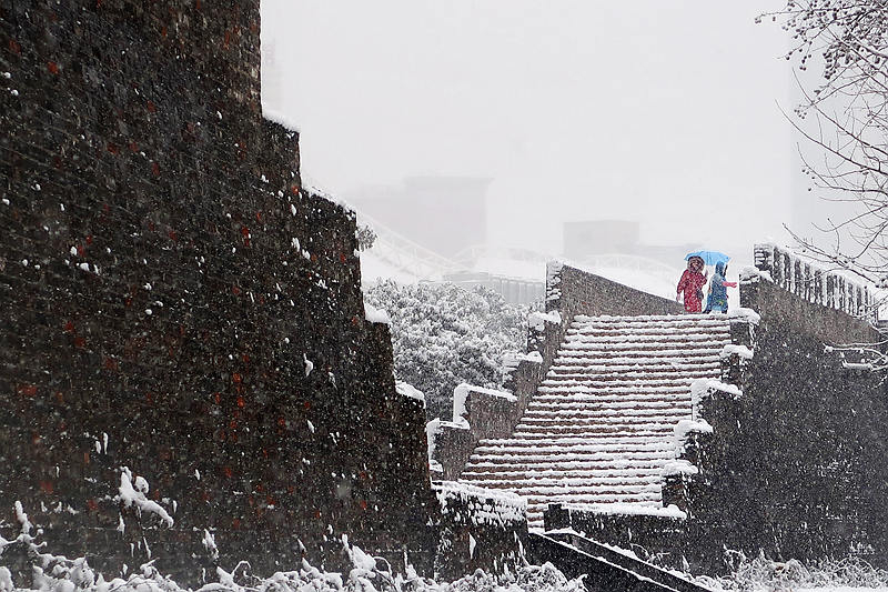IMG_0426《雪落残墙》2018.1.25摄于常州明长城。两位游客冒雪在常州明长城上游玩h.jpg