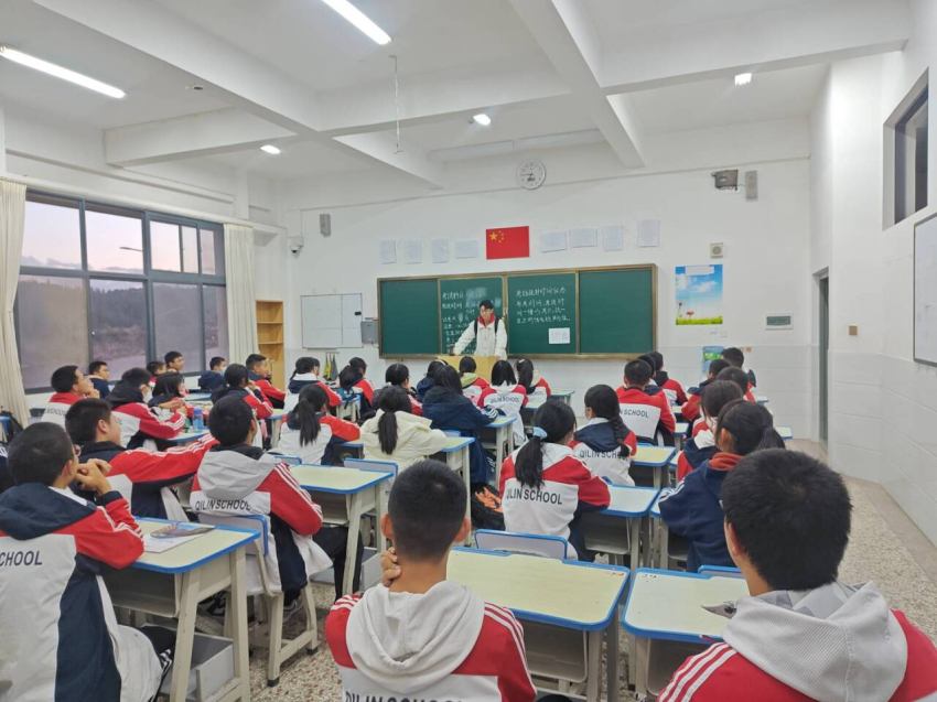 刘沅浩与同学们交流老师的情况.jpg