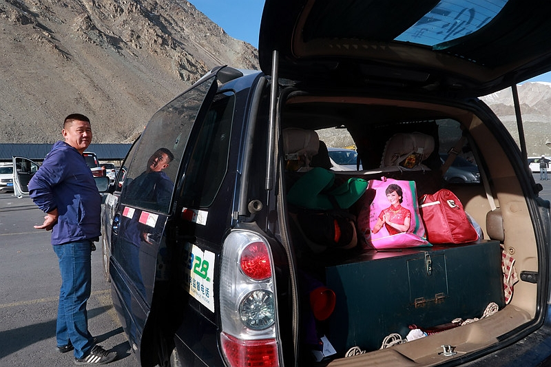 IMG_9320《七座旅游的车蒙古族驾驶员车》（2023.9.12摄于独库公路北段第二站：”雪冠山景区“。）h.jpg